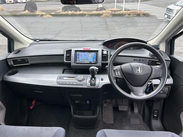 フリード Ｇ　ジャストセレクション　ドライブレコーダー　ＥＴＣ　バックカメラ　ナビ　ＴＶ　両側スライド・片側電動　オートライト　ＨＩＤ　キーレスエントリー　電動格納ミラー　ウォークスルー　ＣＶＴ　ＣＤ　ＤＶＤ再生　ＵＳＢ（2枚目）