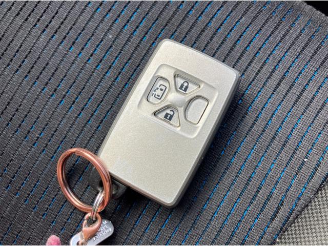 ヴォクシー Ｚ　ナビ地デジＴＶ　バックカメラ　ビルトインＥＴＣ　スマートキー　プッシュスタート　片側電動スライドドア　ＨＩＤヘッドライト　エアロ　純正アルミホイール（26枚目）