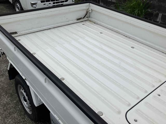 ハイゼットトラック 　４ＷＤ　５速ＭＴ　作業灯　ＦＭ／ＡＭラジオオーディオ　エアコン　パワーステアリング　三方開（17枚目）