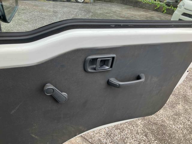 ハイゼットトラック 　４ＷＤ　５速ＭＴ　作業灯　ＦＭ／ＡＭラジオオーディオ　エアコン　パワーステアリング　三方開（28枚目）