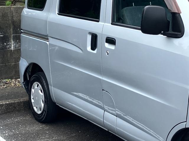 ハイゼットカーゴ クルーズ　４ＷＤ　軽バン　５速マニュアル車　ナビ　ＴＶ　両側スライドドア　キーレスエントリー　エアコン　パワーウィンドウ　運転席エアバッグ　タイミングベルト交換済（17枚目）