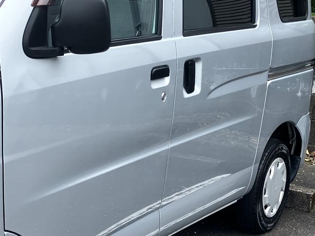 ハイゼットカーゴ クルーズ　４ＷＤ　軽バン　５速マニュアル車　ナビ　ＴＶ　両側スライドドア　キーレスエントリー　エアコン　パワーウィンドウ　運転席エアバッグ　タイミングベルト交換済（18枚目）