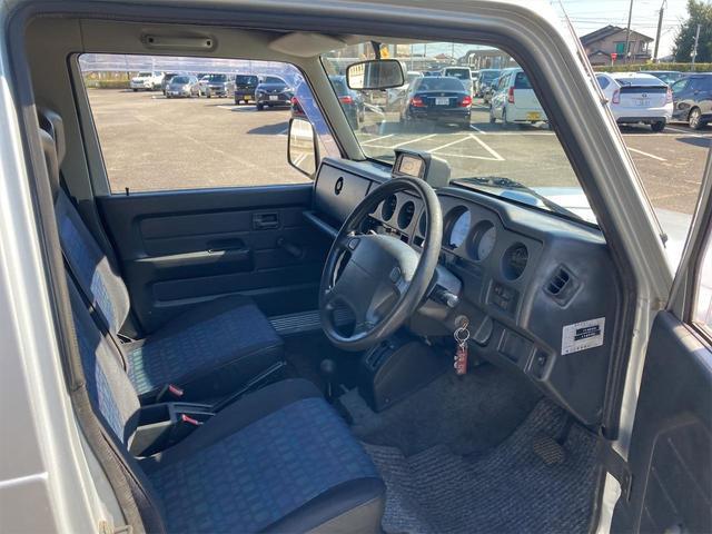 ジムニー ランドベンチャー　４ＷＤ　アルミホイール　背面タイヤ　ハードカバー　ルーフキャリア　インタークーラーターボ　オートマ車　エアコン　ＣＤデッキ（8枚目）