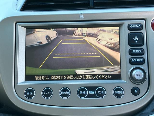 フィットハイブリッド ナビプレミアムセレクション　ハイブリッド　ＥＴＣ　バックカメラ　ナビ　ＴＶ　オートクルーズコントロール　ＨＩＤヘッドライト　スマートキー　電動格納ミラー　シートヒーター　ＣＶＴ　盗難防止システム　アルミホイール　ＣＤ（4枚目）