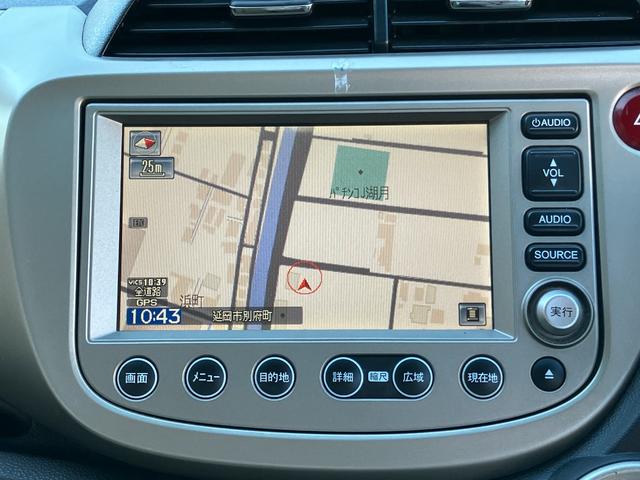 フィットハイブリッド ナビプレミアムセレクション　ハイブリッド　ＥＴＣ　バックカメラ　ナビ　ＴＶ　オートクルーズコントロール　ＨＩＤヘッドライト　スマートキー　電動格納ミラー　シートヒーター　ＣＶＴ　盗難防止システム　アルミホイール　ＣＤ（5枚目）