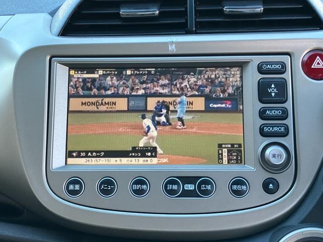 フィットハイブリッド ナビプレミアムセレクション　ハイブリッド　ＥＴＣ　バックカメラ　ナビ　ＴＶ　オートクルーズコントロール　ＨＩＤヘッドライト　スマートキー　電動格納ミラー　シートヒーター　ＣＶＴ　盗難防止システム　アルミホイール　ＣＤ（6枚目）