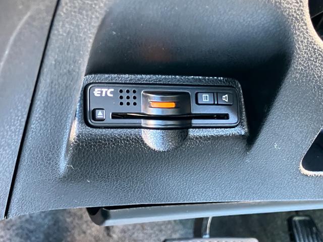 フィットハイブリッド ナビプレミアムセレクション　ハイブリッド　ＥＴＣ　バックカメラ　ナビ　ＴＶ　オートクルーズコントロール　ＨＩＤヘッドライト　スマートキー　電動格納ミラー　シートヒーター　ＣＶＴ　盗難防止システム　アルミホイール　ＣＤ（7枚目）