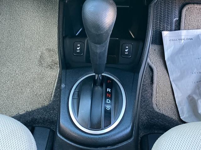 フィットハイブリッド ナビプレミアムセレクション　ハイブリッド　ＥＴＣ　バックカメラ　ナビ　ＴＶ　オートクルーズコントロール　ＨＩＤヘッドライト　スマートキー　電動格納ミラー　シートヒーター　ＣＶＴ　盗難防止システム　アルミホイール　ＣＤ（8枚目）