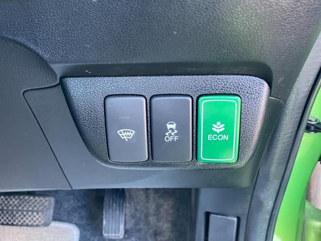 フィットハイブリッド ナビプレミアムセレクション　ハイブリッド　ＥＴＣ　バックカメラ　ナビ　ＴＶ　オートクルーズコントロール　ＨＩＤヘッドライト　スマートキー　電動格納ミラー　シートヒーター　ＣＶＴ　盗難防止システム　アルミホイール　ＣＤ（9枚目）