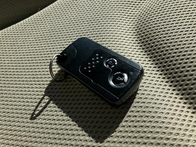 フィットハイブリッド ナビプレミアムセレクション　ハイブリッド　ＥＴＣ　バックカメラ　ナビ　ＴＶ　オートクルーズコントロール　ＨＩＤヘッドライト　スマートキー　電動格納ミラー　シートヒーター　ＣＶＴ　盗難防止システム　アルミホイール　ＣＤ（11枚目）