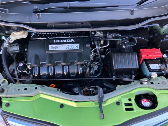 フィットハイブリッド ナビプレミアムセレクション　ハイブリッド　ＥＴＣ　バックカメラ　ナビ　ＴＶ　オートクルーズコントロール　ＨＩＤヘッドライト　スマートキー　電動格納ミラー　シートヒーター　ＣＶＴ　盗難防止システム　アルミホイール　ＣＤ（20枚目）