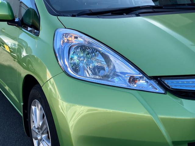 フィットハイブリッド ナビプレミアムセレクション　ハイブリッド　ＥＴＣ　バックカメラ　ナビ　ＴＶ　オートクルーズコントロール　ＨＩＤヘッドライト　スマートキー　電動格納ミラー　シートヒーター　ＣＶＴ　盗難防止システム　アルミホイール　ＣＤ（23枚目）