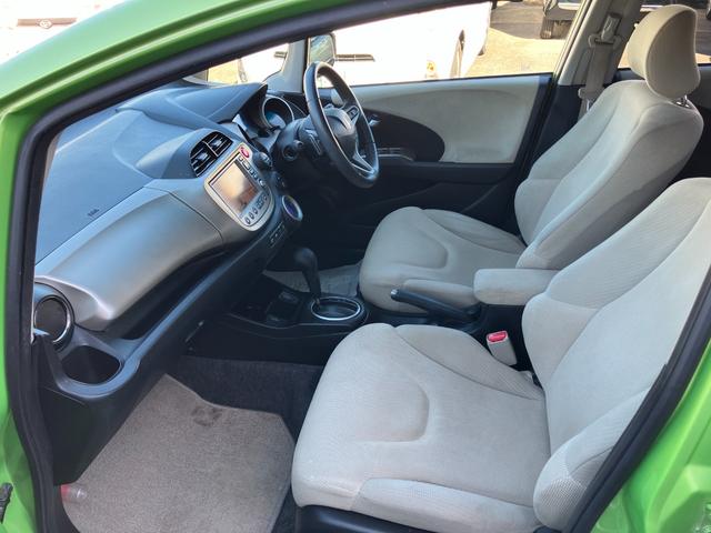 フィットハイブリッド ナビプレミアムセレクション　ハイブリッド　ＥＴＣ　バックカメラ　ナビ　ＴＶ　オートクルーズコントロール　ＨＩＤヘッドライト　スマートキー　電動格納ミラー　シートヒーター　ＣＶＴ　盗難防止システム　アルミホイール　ＣＤ（28枚目）