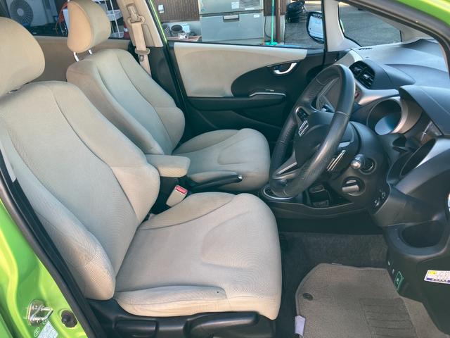 フィットハイブリッド ナビプレミアムセレクション　ハイブリッド　ＥＴＣ　バックカメラ　ナビ　ＴＶ　オートクルーズコントロール　ＨＩＤヘッドライト　スマートキー　電動格納ミラー　シートヒーター　ＣＶＴ　盗難防止システム　アルミホイール　ＣＤ（38枚目）