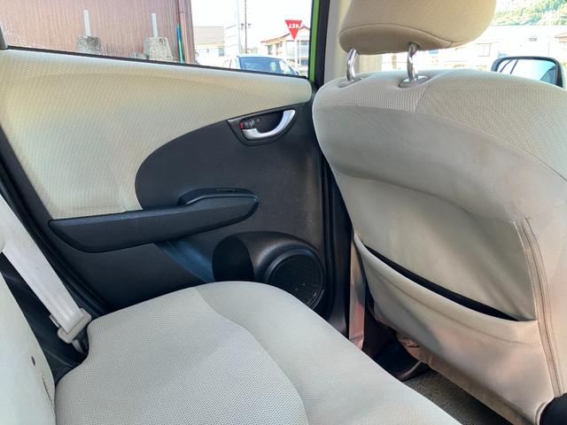 フィットハイブリッド ナビプレミアムセレクション　ハイブリッド　ＥＴＣ　バックカメラ　ナビ　ＴＶ　オートクルーズコントロール　ＨＩＤヘッドライト　スマートキー　電動格納ミラー　シートヒーター　ＣＶＴ　盗難防止システム　アルミホイール　ＣＤ（42枚目）