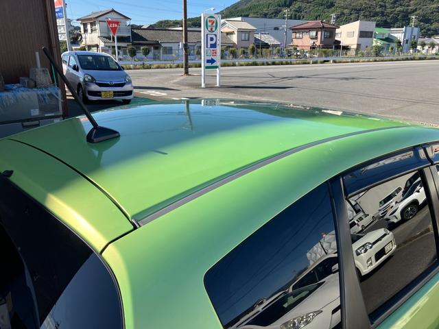 フィットハイブリッド ナビプレミアムセレクション　ハイブリッド　ＥＴＣ　バックカメラ　ナビ　ＴＶ　オートクルーズコントロール　ＨＩＤヘッドライト　スマートキー　電動格納ミラー　シートヒーター　ＣＶＴ　盗難防止システム　アルミホイール　ＣＤ（44枚目）