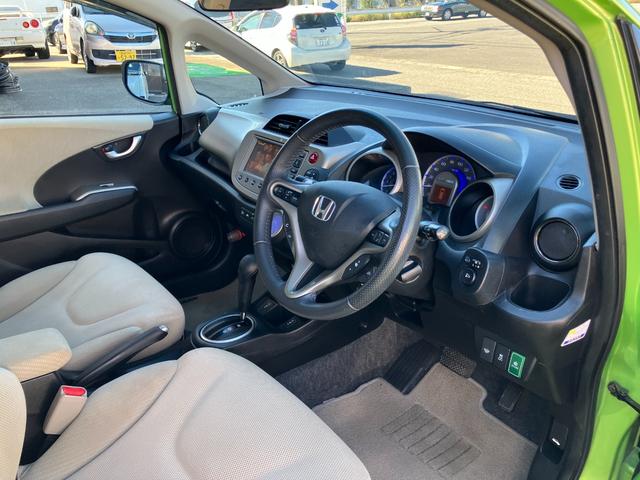 フィットハイブリッド ナビプレミアムセレクション　ハイブリッド　ＥＴＣ　バックカメラ　ナビ　ＴＶ　オートクルーズコントロール　ＨＩＤヘッドライト　スマートキー　電動格納ミラー　シートヒーター　ＣＶＴ　盗難防止システム　アルミホイール　ＣＤ（45枚目）