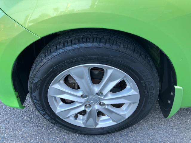 フィットハイブリッド ナビプレミアムセレクション　ハイブリッド　ＥＴＣ　バックカメラ　ナビ　ＴＶ　オートクルーズコントロール　ＨＩＤヘッドライト　スマートキー　電動格納ミラー　シートヒーター　ＣＶＴ　盗難防止システム　アルミホイール　ＣＤ（49枚目）