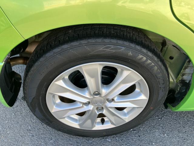 フィットハイブリッド ナビプレミアムセレクション　ハイブリッド　ＥＴＣ　バックカメラ　ナビ　ＴＶ　オートクルーズコントロール　ＨＩＤヘッドライト　スマートキー　電動格納ミラー　シートヒーター　ＣＶＴ　盗難防止システム　アルミホイール　ＣＤ（50枚目）