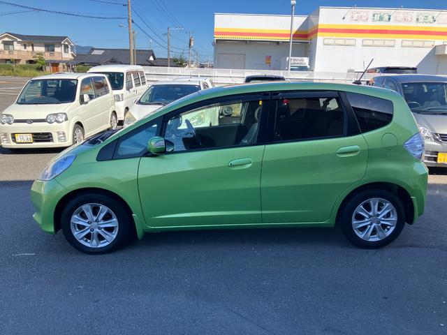 フィットハイブリッド ナビプレミアムセレクション　ハイブリッド　ＥＴＣ　バックカメラ　ナビ　ＴＶ　オートクルーズコントロール　ＨＩＤヘッドライト　スマートキー　電動格納ミラー　シートヒーター　ＣＶＴ　盗難防止システム　アルミホイール　ＣＤ（51枚目）