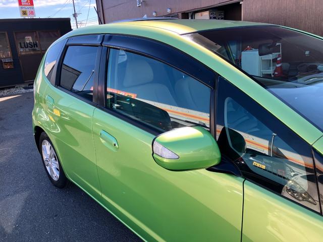 フィットハイブリッド ナビプレミアムセレクション　ハイブリッド　ＥＴＣ　バックカメラ　ナビ　ＴＶ　オートクルーズコントロール　ＨＩＤヘッドライト　スマートキー　電動格納ミラー　シートヒーター　ＣＶＴ　盗難防止システム　アルミホイール　ＣＤ（52枚目）