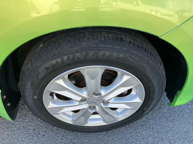 フィットハイブリッド ナビプレミアムセレクション　ハイブリッド　ＥＴＣ　バックカメラ　ナビ　ＴＶ　オートクルーズコントロール　ＨＩＤヘッドライト　スマートキー　電動格納ミラー　シートヒーター　ＣＶＴ　盗難防止システム　アルミホイール　ＣＤ（53枚目）