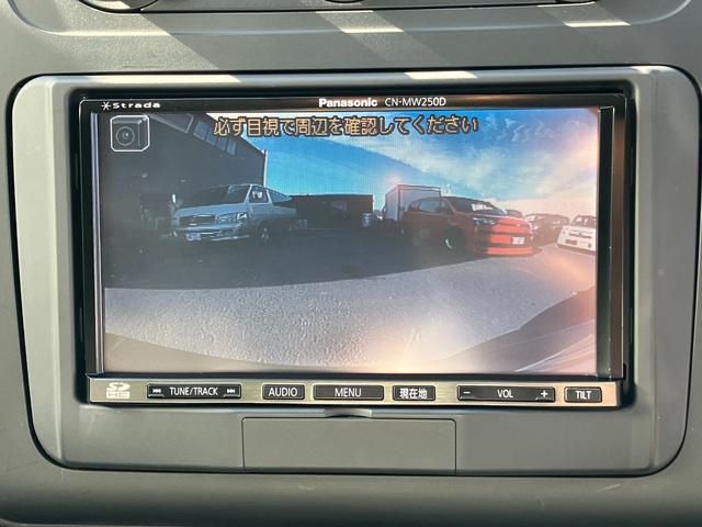 バックカメラおよびガイドライン表示が装着されていますので、車庫入れが苦手な人でもアシストしてくれます。