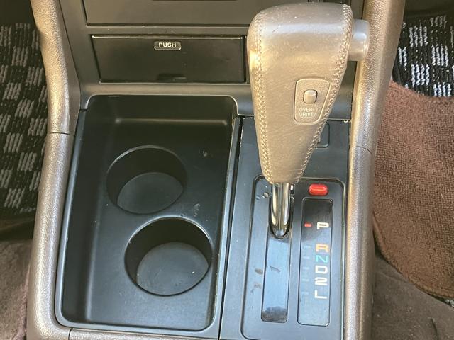 シフトレバー。ぜひ一度お客様の目で確認してください。