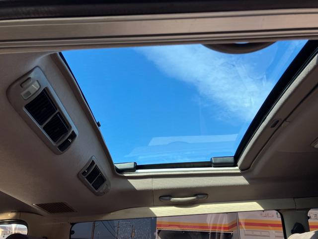 ちょっとした換気に便利で、室内を明るくしてくれる、ガラスサンルーフを装備します。大型のガラスで解放感たっぷり。