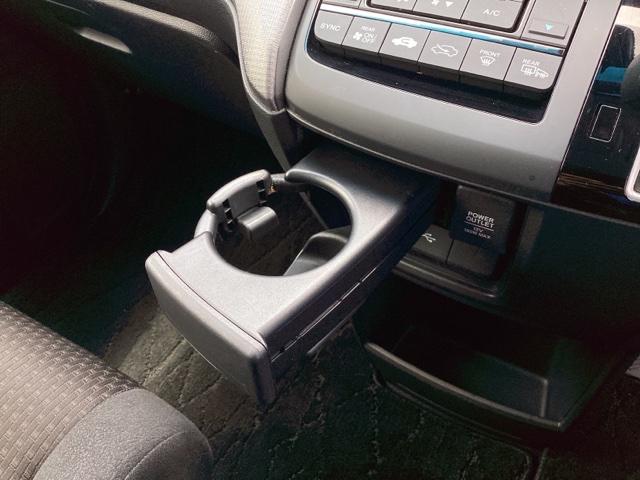 ステップワゴンスパーダ スパーダホンダセンシング　メモリーナビ　ＥＴＣ　リアカメラ　盗難防止　助手席エアバッグ　Ｗパワスラ　記録簿有　リアオートエアコン　地デジ　ＬＥＤライト　横滑り防止システム　オートエアコン　ＵＳＢ　ナビ＆ＴＶ　三列シート　スマ鍵（33枚目）