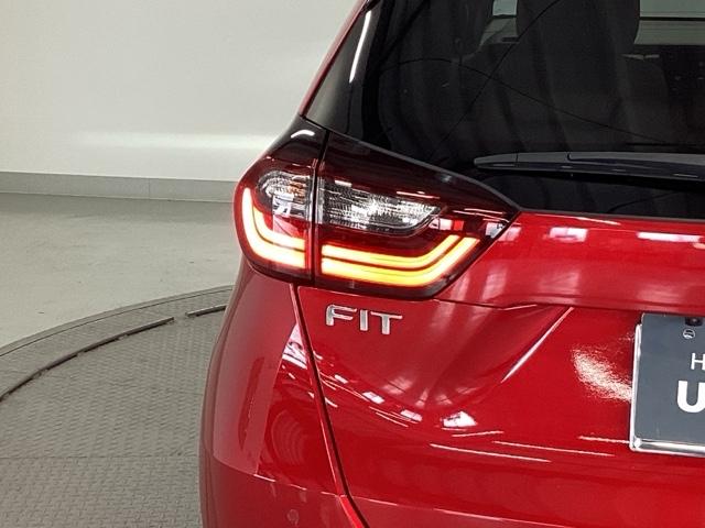 フィット ｅ：ＨＥＶリュクス　純正ナビ　フルセグ　リアカメラ　誤発進抑制機能　本革シート　ＥＴＣ付　ＬＥＤ　シートヒーター　クルーズコントロール　セキュリティアラーム　ドライブレコーダー　ＤＶＤ　ＶＳＡ　サイドエアバッグ　キーレス（34枚目）