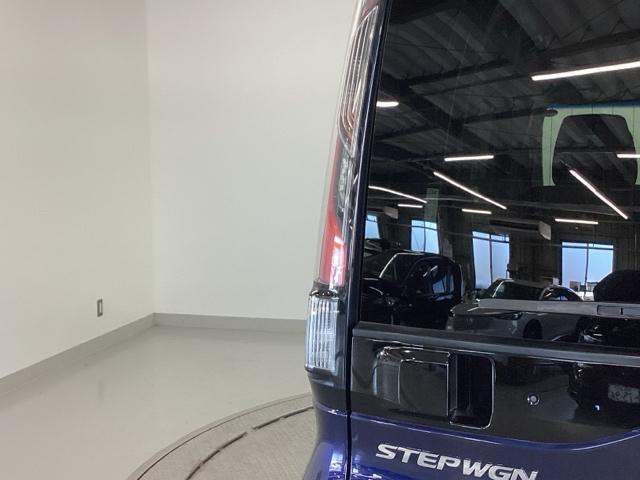 ステップワゴンスパーダ スパーダホンダセンシング　純正ナビ　フルセグ　リアカメラ　盗難防止　助手席エアバッグ　Ｗパワスラ　地デジ　サイドエアバッグ　ＬＥＤライト　横滑り防止システム　オートエアコン　ドライブレコーダー装着車　ＵＳＢ　ナビ＆ＴＶ　スマ鍵（37枚目）