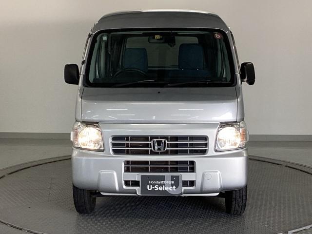 ハロゲンヘッドライトは暖かみのある色で優しく、明るく照射します。