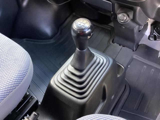 シンプルでとても使いやすいフロアシフトに、パーキングブレーキはハンドタイプのサイドブレーキです。