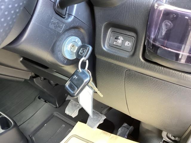 エンジンはイグニッションにキーを差し込むことで始動します。