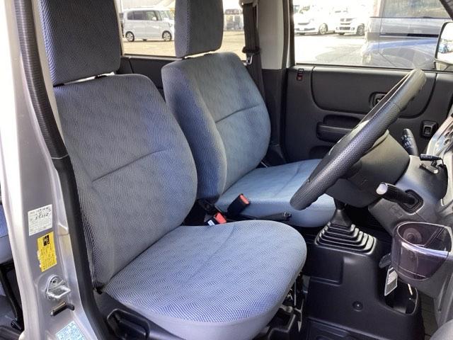 フロントはゆったり座れるセパレートシートです。