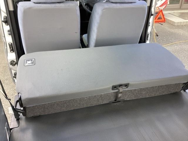 リアシートは簡単に倒すことができるので、ラゲッジルームも広がります。