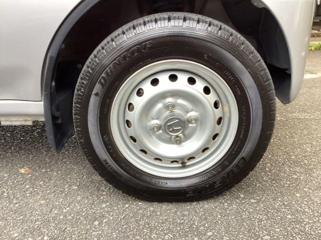 フロントタイヤの写真、スチールホイールです。