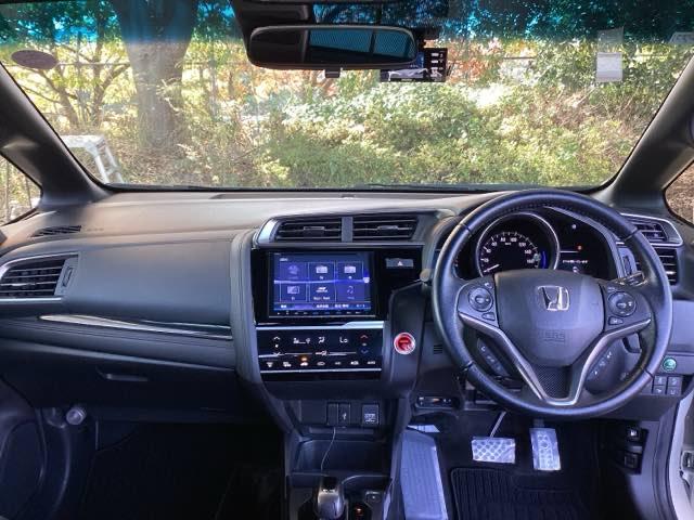 フィットハイブリッド Ｓホンダセンシング　純正ナビ　フルセグ　リアカメラ　スマ－トキ－　ナビＴＶ　アクティブクルーズコントロール　パワーウインドウ　サイドエアバック　ＤＶＤ再生　パワーステアリング　ＬＥＤヘッドランプ　ＡＢＳ　盗難防止装置（3枚目）