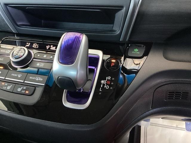 どのポジションにもワンアクションで操作できるインパネシフトに、パーキングブレーキはフットブレーキタイプです。