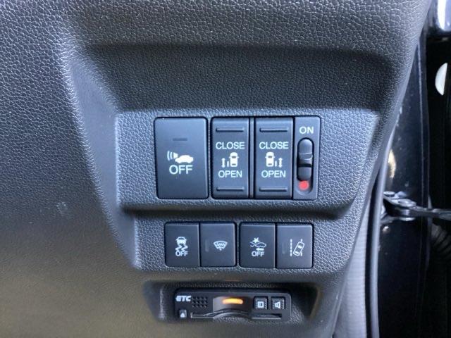 パワースライドドアの開閉はスマートキーのリモコンやドアノブは勿論、運転席側のスイッチ操作でも開閉ができ、安全・簡単です。