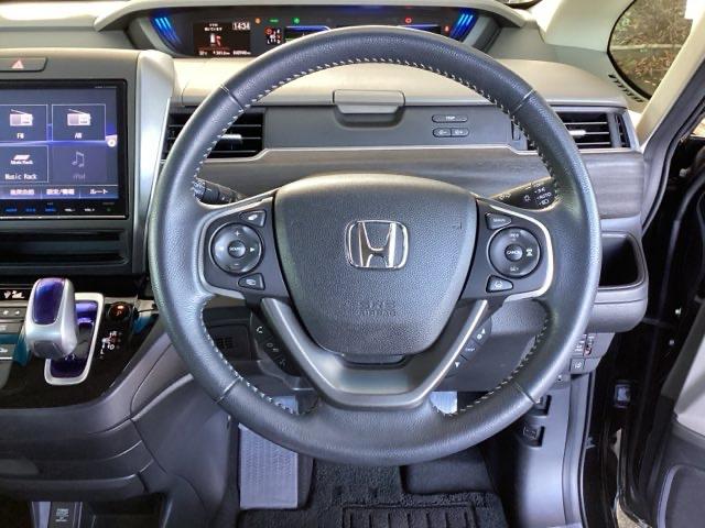 手になじむ感覚のステアリングです。さわり心地、デザイン性、操作性にこだわったアイテムです。