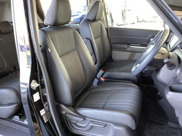 フロントはゆったり座れるセパレートシートです。