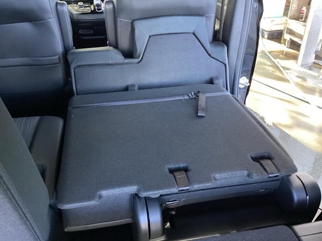 リアシートは簡単に倒すことができるので、ラゲッジルームも広がります。