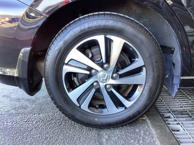 純正アルミホイールです。足元が引き立つので、車全体のイメージがアップしますよ！