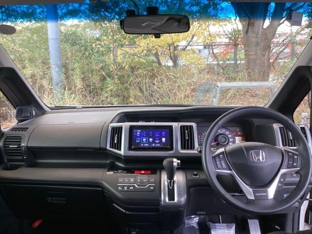 ステップワゴンスパーダ Ｚ　ナビ　フルセグ　リアカメラ　横滑防止　エアロ　イモビ　スマキー　地デジＴＶ　バックモニタ－　３列シ－ト　キーフリー　パワーウィンド　ＥＴＣ付　エアコン　運転席助手席エアバック　エアバック　ＡＢＳ　ＰＳ（3枚目）