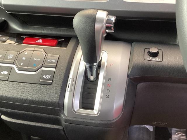 ステップワゴンスパーダ Ｚ　ナビ　フルセグ　リアカメラ　横滑防止　エアロ　イモビ　スマキー　地デジＴＶ　バックモニタ－　３列シ－ト　キーフリー　パワーウィンド　ＥＴＣ付　エアコン　運転席助手席エアバック　エアバック　ＡＢＳ　ＰＳ（14枚目）