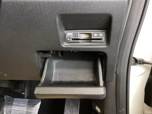 ステップワゴンスパーダ Ｚ　ナビ　フルセグ　リアカメラ　横滑防止　エアロ　イモビ　スマキー　地デジＴＶ　バックモニタ－　３列シ－ト　キーフリー　パワーウィンド　ＥＴＣ付　エアコン　運転席助手席エアバック　エアバック　ＡＢＳ　ＰＳ（17枚目）