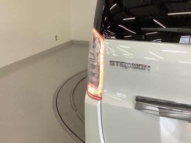 ステップワゴンスパーダ Ｚ　ナビ　フルセグ　リアカメラ　横滑防止　エアロ　イモビ　スマキー　地デジＴＶ　バックモニタ－　３列シ－ト　キーフリー　パワーウィンド　ＥＴＣ付　エアコン　運転席助手席エアバック　エアバック　ＡＢＳ　ＰＳ（35枚目）