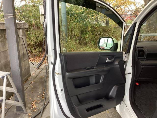 ステップワゴンスパーダ Ｚ　ナビ　フルセグ　リアカメラ　横滑防止　エアロ　イモビ　スマキー　地デジＴＶ　バックモニタ－　３列シ－ト　キーフリー　パワーウィンド　ＥＴＣ付　エアコン　運転席助手席エアバック　エアバック　ＡＢＳ　ＰＳ（37枚目）